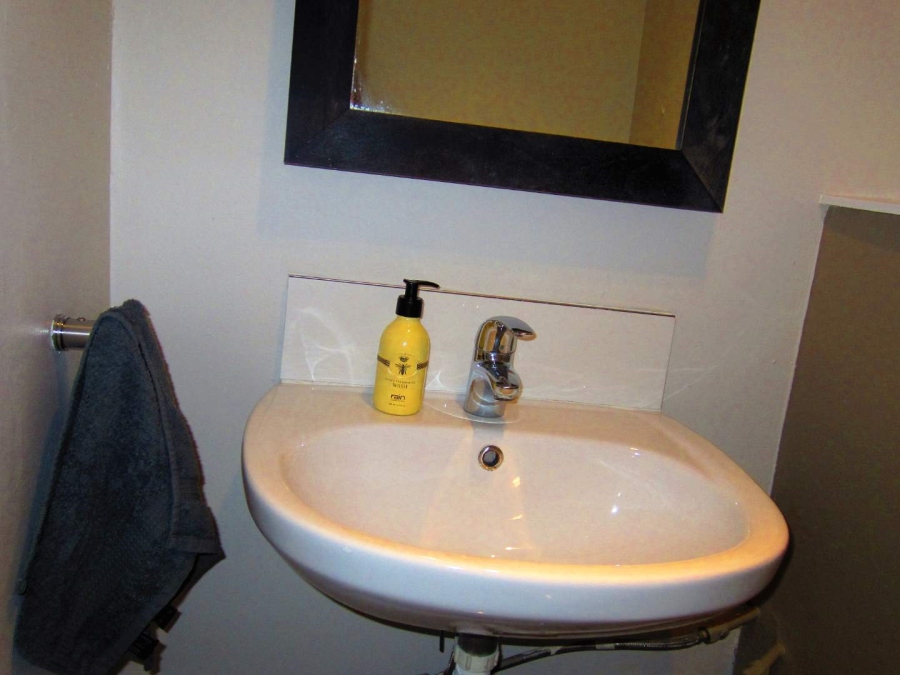 To Let 1 Bedroom Property for Rent in Vredehoek Western Cape